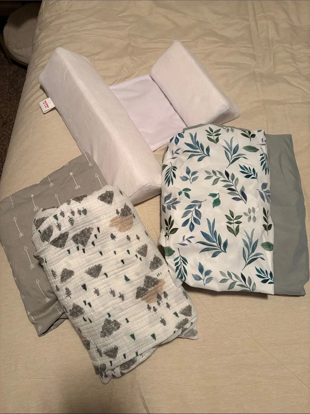Side sleeper, 2 pack n play sheets (new) & 2 crib fitted sheets.  Nice condition